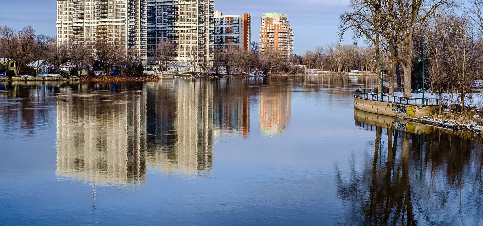 Tours de condos à Laval au bord de la rivière des Prairies