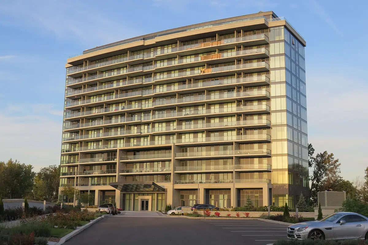 Immeuble de condominiums sur l'île Paton, Chomedey, Laval