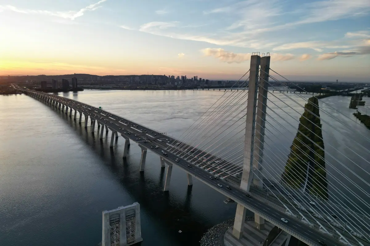 Le pont Samuel-De Champlain au coucher du soleil
