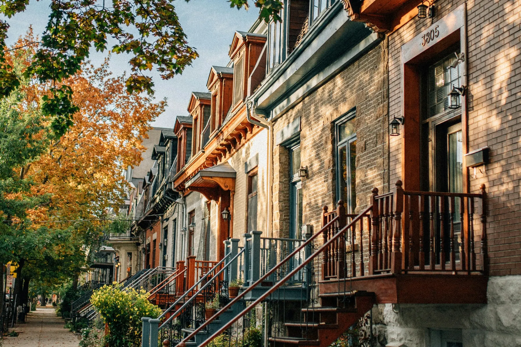 Plex montréalais avec escaliers extérieurs